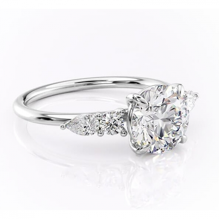 Inel de logodnă Lucinda din aur Alb 14kt cu moissanite tăietură rotundă – Montură cu trei pietre rafinată pentru profil înalt | Personalizează și configurează gratuit online [1]