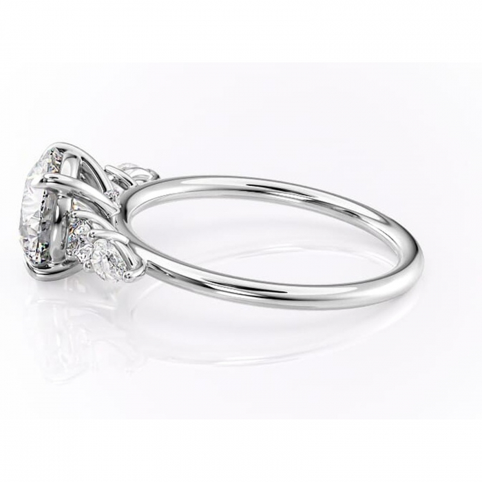 Inel de logodnă Lucinda din aur Alb 14kt cu moissanite tăietură rotundă – Montură cu trei pietre rafinată pentru profil înalt | Personalizează și configurează gratuit online [6]