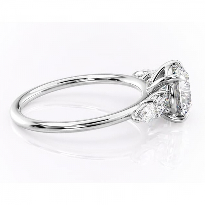Inel de logodnă Lucinda din aur Alb 14kt cu moissanite tăietură rotundă – Montură cu trei pietre rafinată pentru profil înalt | Personalizează și configurează gratuit online [2]