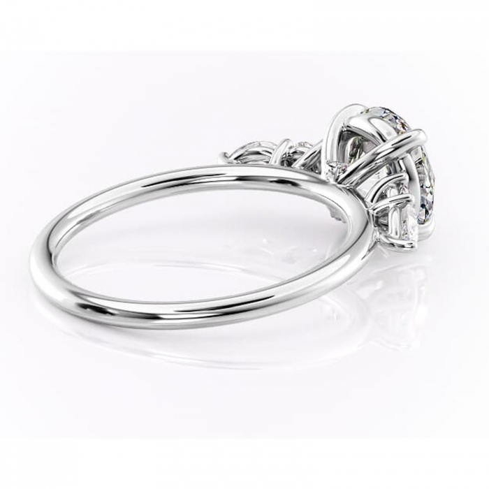 Inel de logodnă Lucinda din aur Alb 14kt cu moissanite tăietură rotundă – Montură cu trei pietre rafinată pentru profil înalt | Personalizează și configurează gratuit online [3]