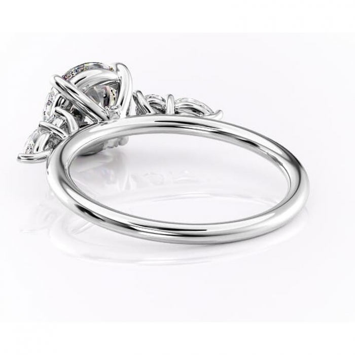 Inel de logodnă Lucinda din aur Alb 14kt cu moissanite tăietură rotundă – Montură cu trei pietre rafinată pentru profil înalt | Personalizează și configurează gratuit online [4]