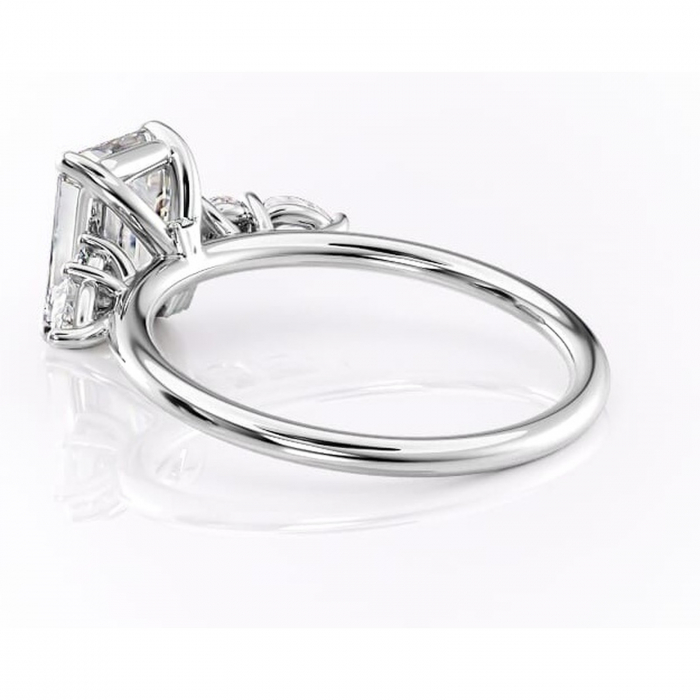 Inel de logodnă Lucinda din aur Alb 14kt cu moissanite tăietură smarald – Montură cu trei pietre rafinată pentru profil înalt | Personalizează și configurează gratuit online [5]