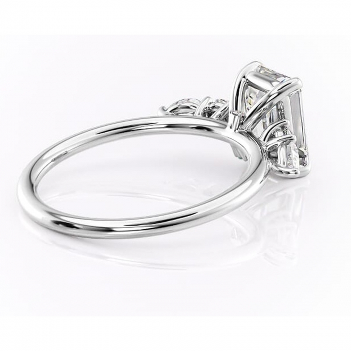 Inel de logodnă Lucinda din aur Alb 14kt cu moissanite tăietură smarald – Montură cu trei pietre rafinată pentru profil înalt | Personalizează și configurează gratuit online [3]