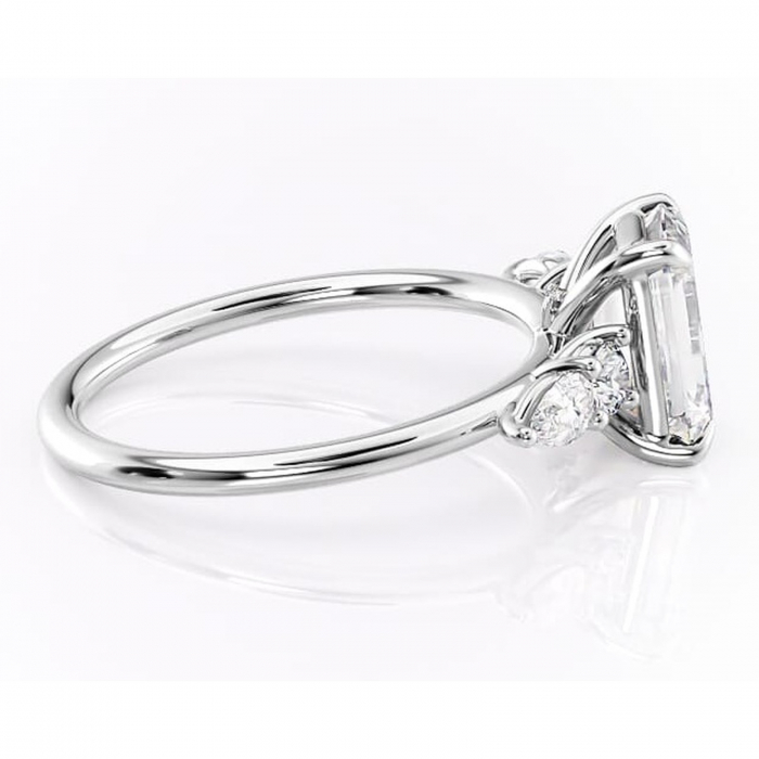 Inel de logodnă Lucinda din aur Alb 14kt cu moissanite tăietură smarald – Montură cu trei pietre rafinată pentru profil înalt | Personalizează și configurează gratuit online [2]