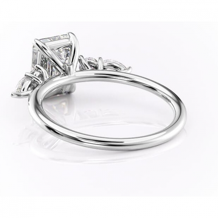 Inel de logodnă Lucinda din aur Alb 14kt cu moissanite tăietură smarald – Montură cu trei pietre rafinată pentru profil înalt | Personalizează și configurează gratuit online [4]