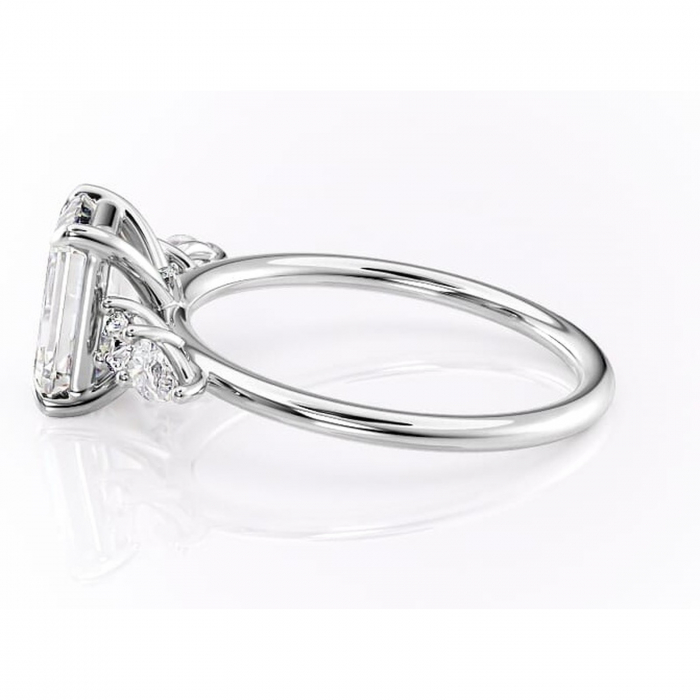 Inel de logodnă Lucinda din aur Alb 14kt cu moissanite tăietură smarald – Montură cu trei pietre rafinată pentru profil înalt | Personalizează și configurează gratuit online [6]