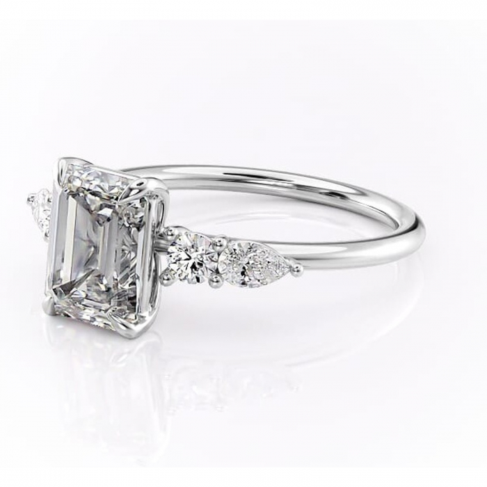 Inel de logodnă Lucinda din aur Alb 14kt cu moissanite tăietură smarald – Montură cu trei pietre rafinată pentru profil înalt | Personalizează și configurează gratuit online [7]