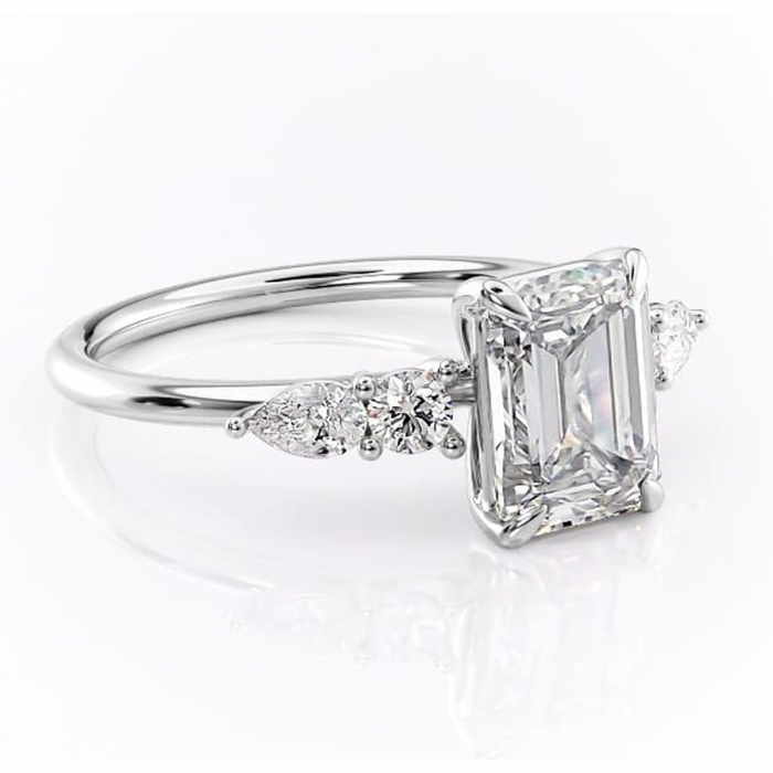 Inel de logodnă Lucinda din aur Alb 14kt cu moissanite tăietură smarald – Montură cu trei pietre rafinată pentru profil înalt | Personalizează și configurează gratuit online [1]