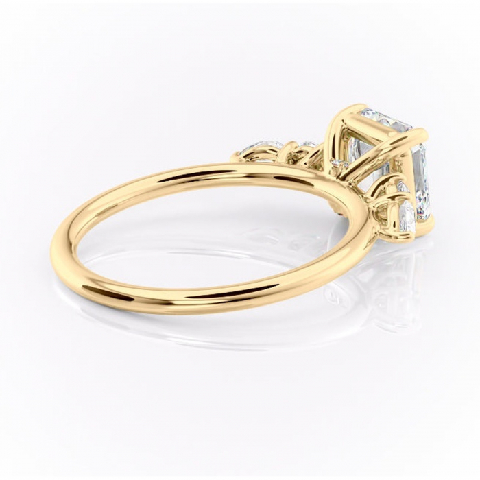 Inel de logodnă Lucinda din aur Galben 14kt cu moissanite tăietură asscher – Montură cu trei pietre rafinată pentru profil înalt | Personalizează și configurează gratuit online [3]
