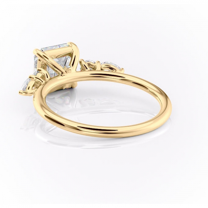 Inel de logodnă Lucinda din aur Galben 14kt cu moissanite tăietură asscher – Montură cu trei pietre rafinată pentru profil înalt | Personalizează și configurează gratuit online [4]