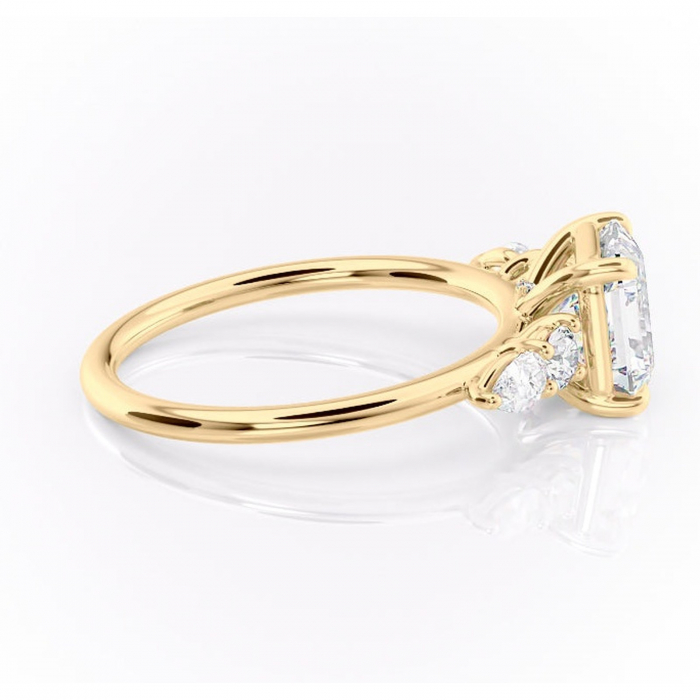 Inel de logodnă Lucinda din aur Galben 14kt cu moissanite tăietură asscher – Montură cu trei pietre rafinată pentru profil înalt | Personalizează și configurează gratuit online [2]