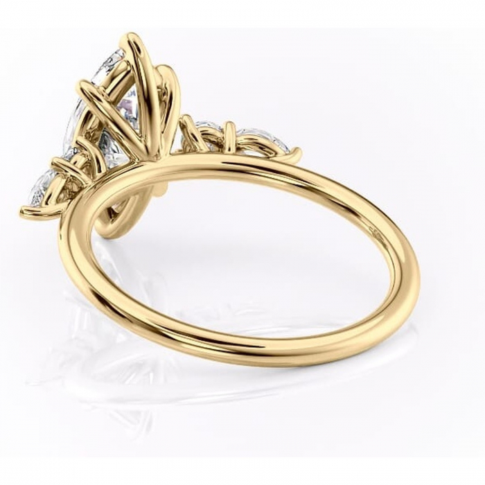 Inel de logodnă Lucinda din aur Galben 14kt cu moissanite tăietură marquise – Montură cu trei pietre rafinată pentru profil înalt | Personalizează și configurează gratuit online [4]