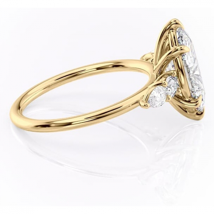 Inel de logodnă Lucinda din aur Galben 14kt cu moissanite tăietură marquise – Montură cu trei pietre rafinată pentru profil înalt | Personalizează și configurează gratuit online [2]