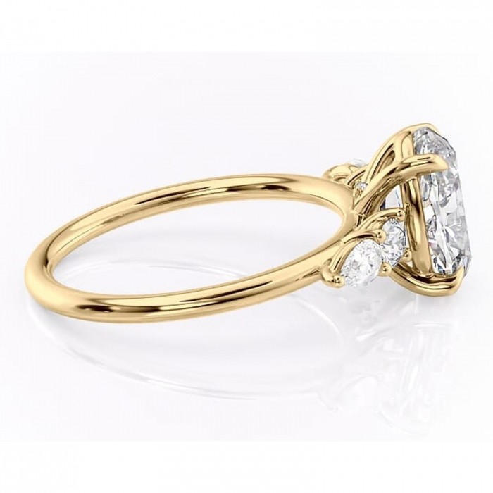 Inel de logodnă Lucinda din aur Galben 14kt cu moissanite tăietură ovală – Montură cu trei pietre rafinată pentru profil înalt | Personalizează și configurează gratuit online [2]