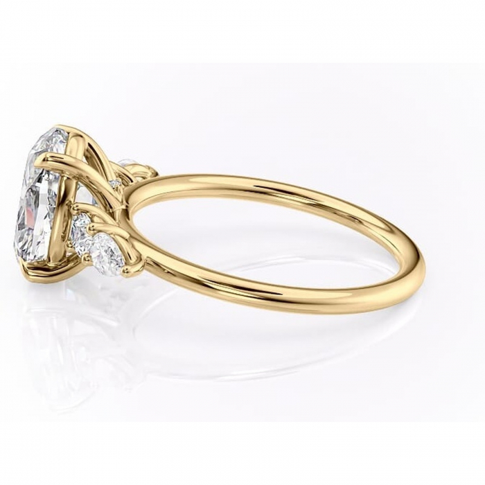Inel de logodnă Lucinda din aur Galben 14kt cu moissanite tăietură ovală – Montură cu trei pietre rafinată pentru profil înalt | Personalizează și configurează gratuit online [6]
