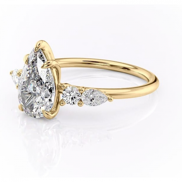 Inel de logodnă Lucinda din aur Galben 14kt cu moissanite tăietură pară – Montură cu trei pietre rafinată pentru profil înalt | Personalizează și configurează gratuit online [7]
