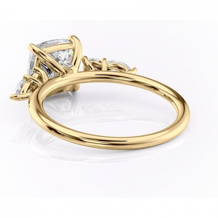 Inel de logodnă Lucinda din aur Galben 18kt cu moissanite tăietură pernă – Montură cu trei pietre rafinată pentru profil înalt | Personalizează și configurează gratuit online [4]