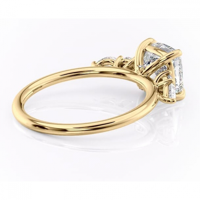 Inel de logodnă Lucinda din aur Galben 18kt cu moissanite tăietură pernă – Montură cu trei pietre rafinată pentru profil înalt | Personalizează și configurează gratuit online [3]