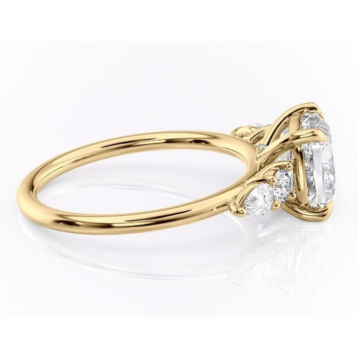 Inel de logodnă Lucinda din aur Galben 18kt cu moissanite tăietură pernă – Montură cu trei pietre rafinată pentru profil înalt | Personalizează și configurează gratuit online [2]