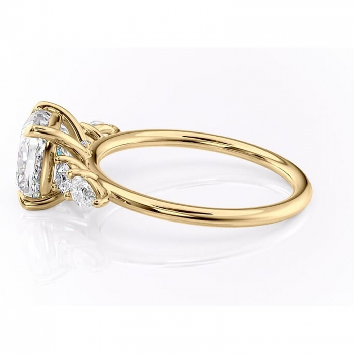 Inel de logodnă Lucinda din aur Galben 18kt cu moissanite tăietură pernă – Montură cu trei pietre rafinată pentru profil înalt | Personalizează și configurează gratuit online [6]