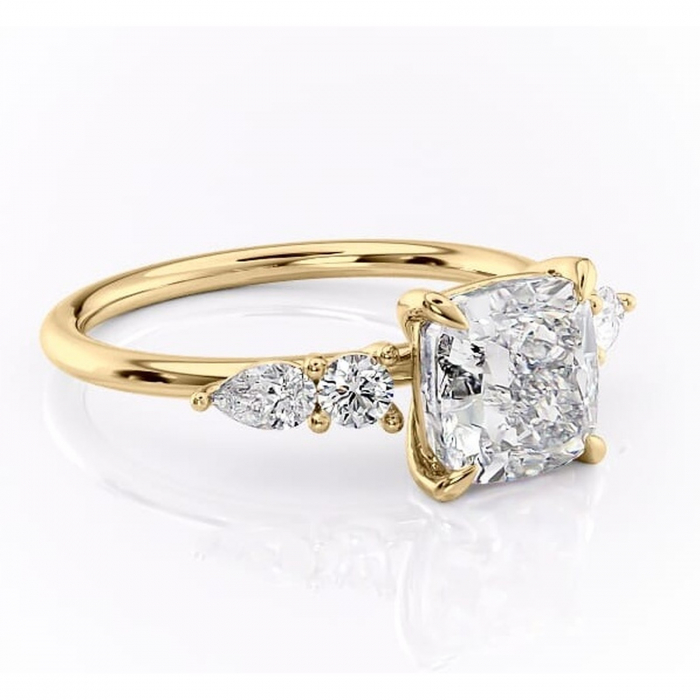 Inel de logodnă Lucinda din aur Galben 18kt cu moissanite tăietură pernă – Montură cu trei pietre rafinată pentru profil înalt | Personalizează și configurează gratuit online [1]