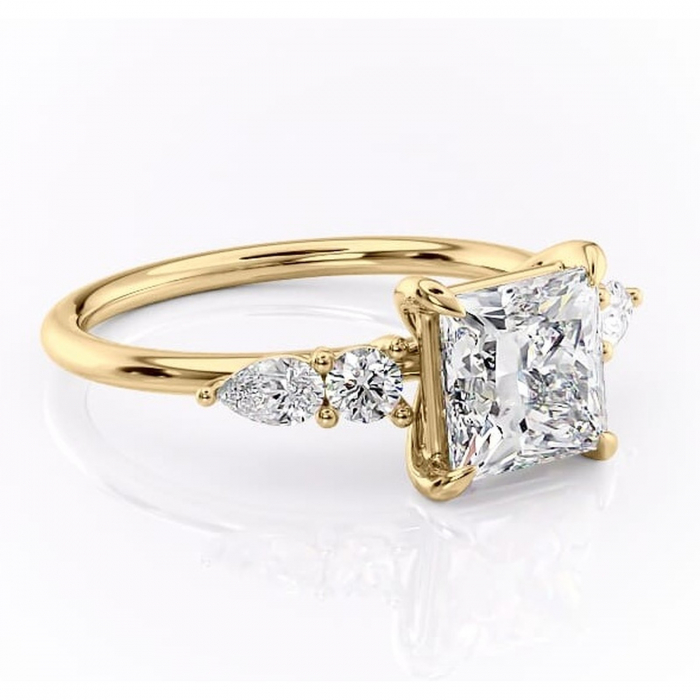 Inel de logodnă Lucinda din aur Galben 14kt cu moissanite tăietură princess – Montură cu trei pietre rafinată pentru profil înalt | Personalizează și configurează gratuit online [1]