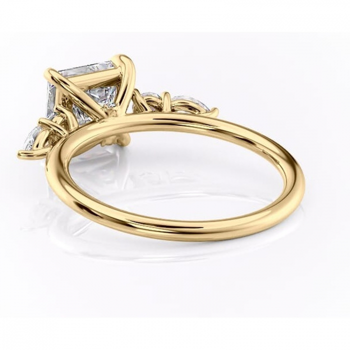 Inel de logodnă Lucinda din aur Galben 14kt cu moissanite tăietură princess – Montură cu trei pietre rafinată pentru profil înalt | Personalizează și configurează gratuit online [4]