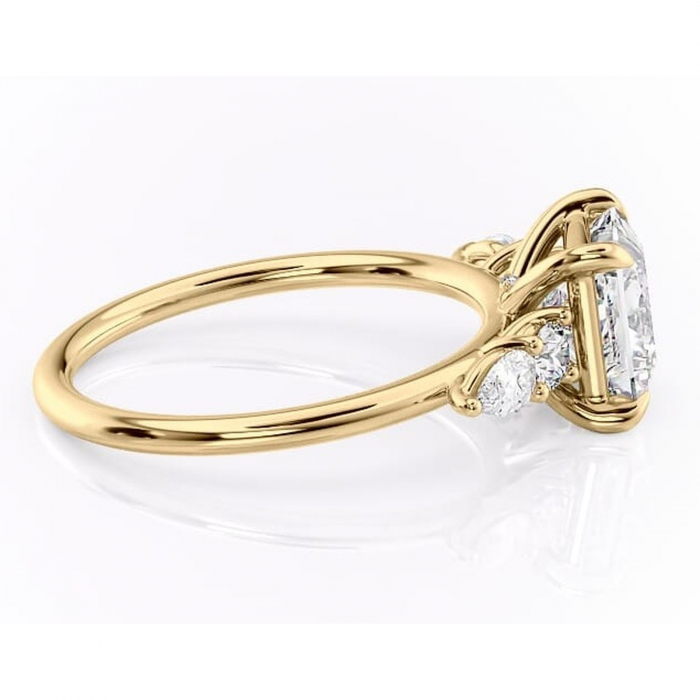 Inel de logodnă Lucinda din aur Galben 14kt cu moissanite tăietură princess – Montură cu trei pietre rafinată pentru profil înalt | Personalizează și configurează gratuit online [2]