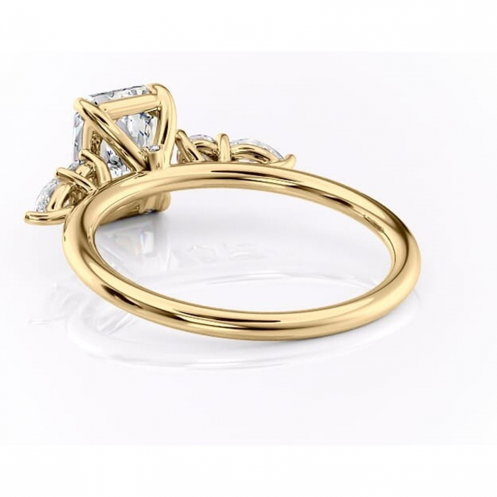 Inel de logodnă Lucinda din aur Galben 14kt cu moissanite tăietură radiantă – Montură cu trei pietre rafinată pentru profil înalt | Personalizează și configurează gratuit online [4]