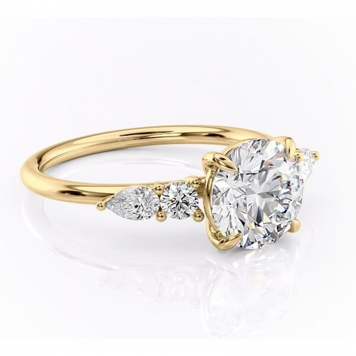 Inel de logodnă Lucinda din aur Galben 14kt cu moissanite tăietură rotundă – Montură cu trei pietre rafinată pentru profil înalt | Personalizează și configurează gratuit online [1]