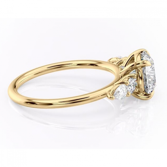 Inel de logodnă Lucinda din aur Galben 14kt cu moissanite tăietură rotundă – Montură cu trei pietre rafinată pentru profil înalt | Personalizează și configurează gratuit online [2]