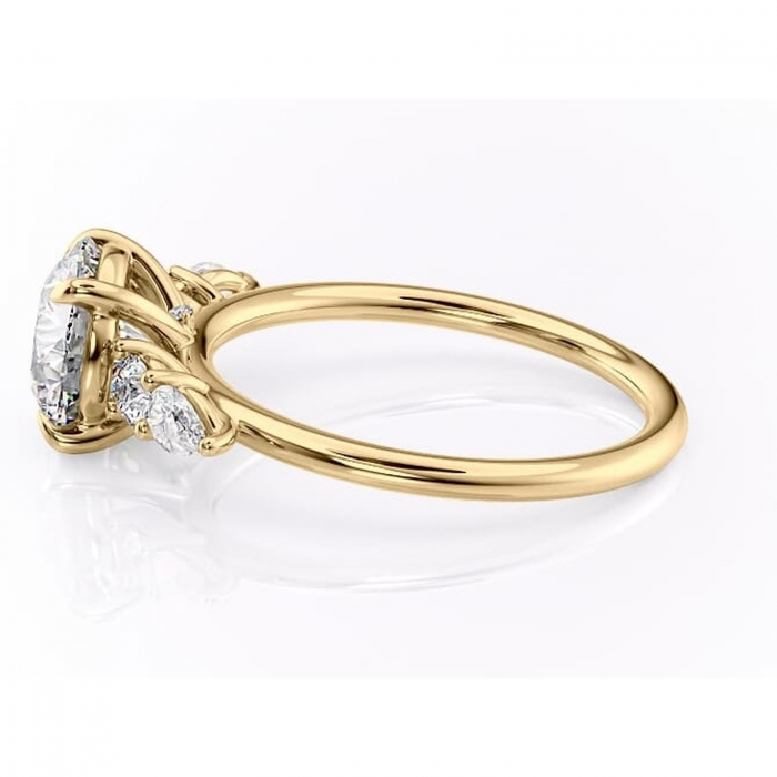Inel de logodnă Lucinda din aur Galben 14kt cu moissanite tăietură rotundă – Montură cu trei pietre rafinată pentru profil înalt | Personalizează și configurează gratuit online [6]