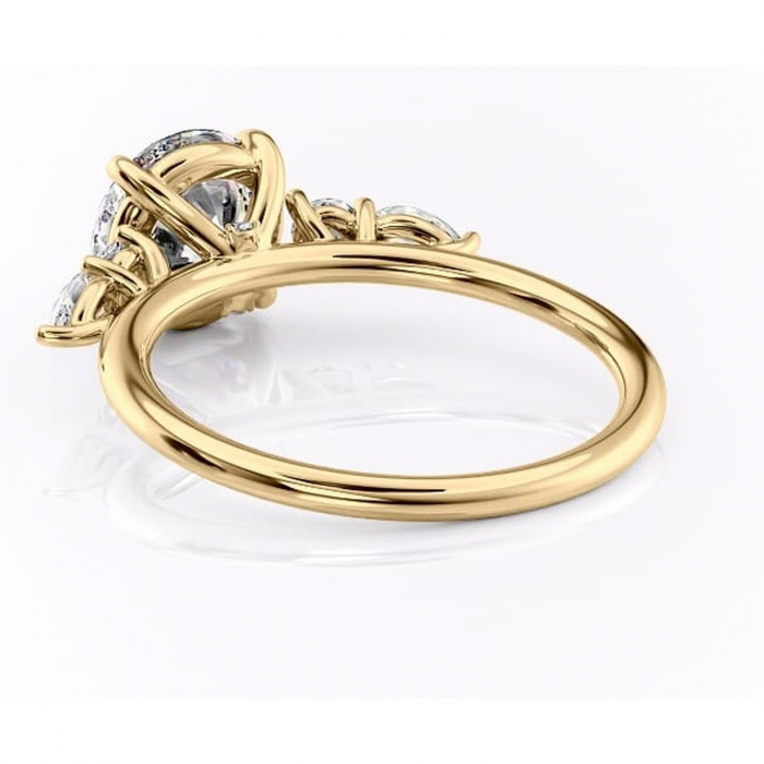 Inel de logodnă Lucinda din aur Galben 14kt cu moissanite tăietură rotundă – Montură cu trei pietre rafinată pentru profil înalt | Personalizează și configurează gratuit online [4]
