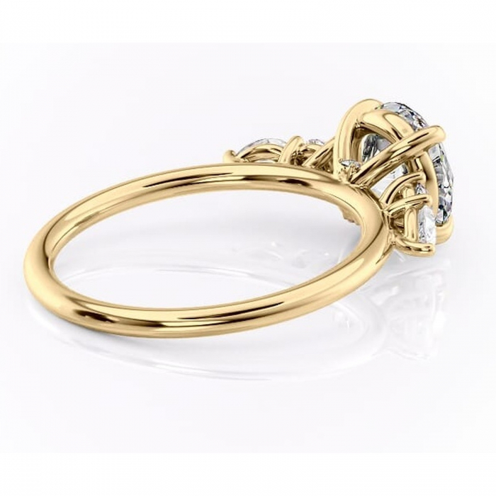 Inel de logodnă Lucinda din aur Galben 14kt cu moissanite tăietură rotundă – Montură cu trei pietre rafinată pentru profil înalt | Personalizează și configurează gratuit online [3]