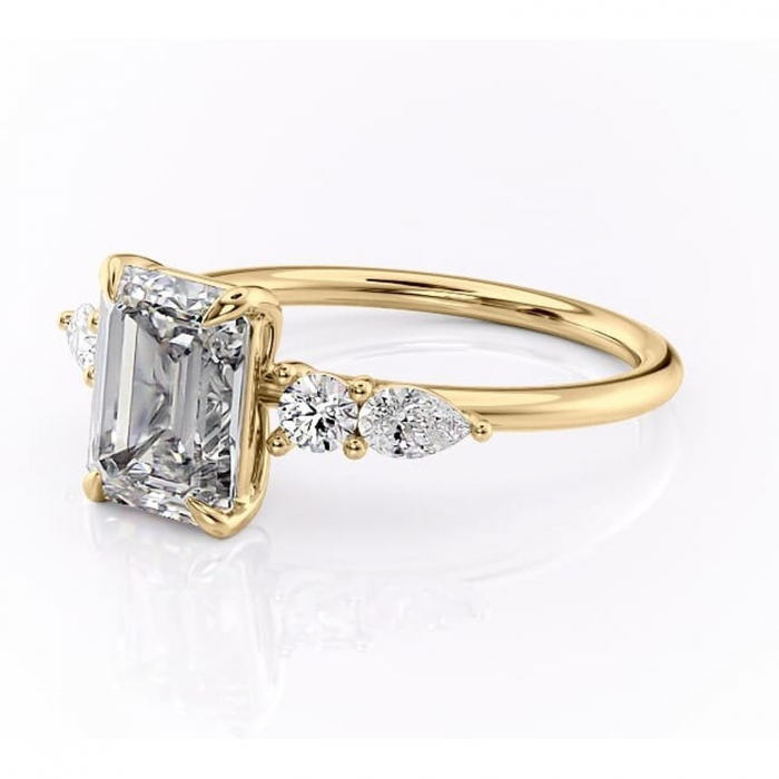 Inel de logodnă Lucinda din aur Galben 14kt cu moissanite tăietură smarald – Montură cu trei pietre rafinată pentru profil înalt | Personalizează și configurează gratuit online [7]