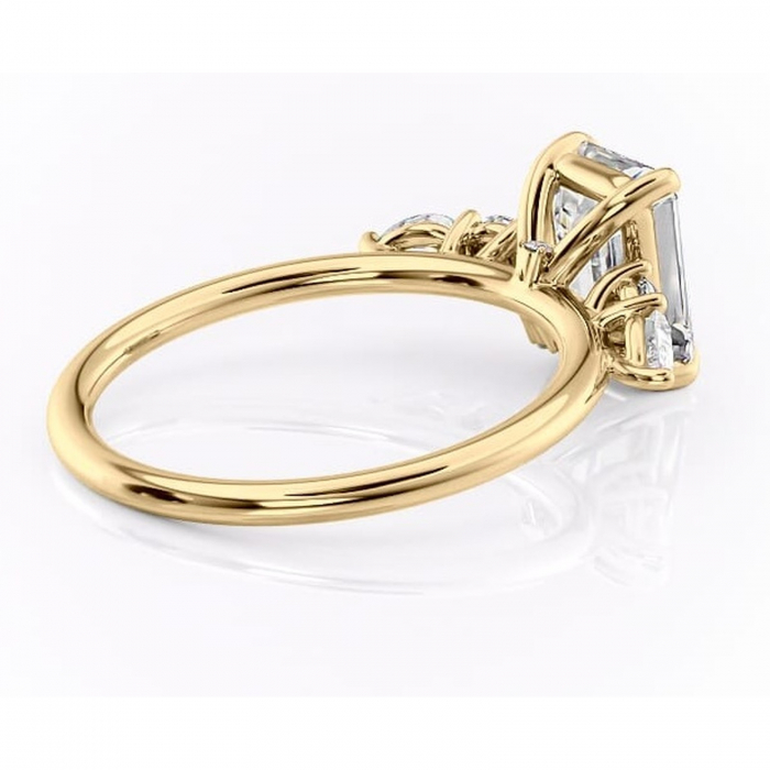 Inel de logodnă Lucinda din aur Galben 14kt cu moissanite tăietură smarald – Montură cu trei pietre rafinată pentru profil înalt | Personalizează și configurează gratuit online [3]
