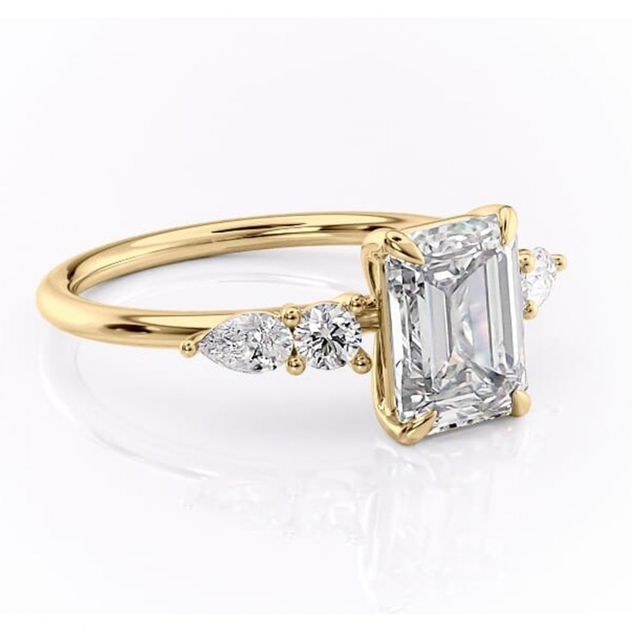 Inel de logodnă Lucinda din aur Galben 14kt cu moissanite tăietură smarald – Montură cu trei pietre rafinată pentru profil înalt | Personalizează și configurează gratuit online [1]