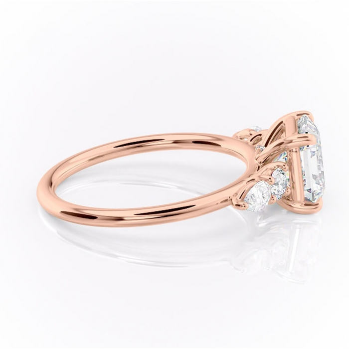 Inel de logodnă Lucinda din aur Rose 14kt cu moissanite tăietură asscher – Montură cu trei pietre rafinată pentru profil înalt | Personalizează și configurează gratuit online [2]