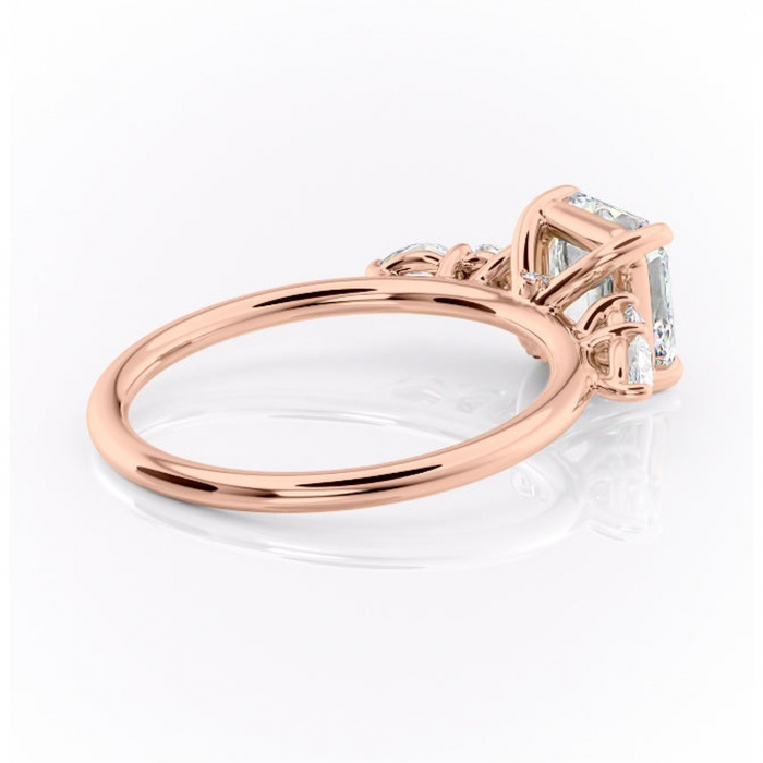 Inel de logodnă Lucinda din aur Rose 14kt cu moissanite tăietură asscher – Montură cu trei pietre rafinată pentru profil înalt | Personalizează și configurează gratuit online [3]