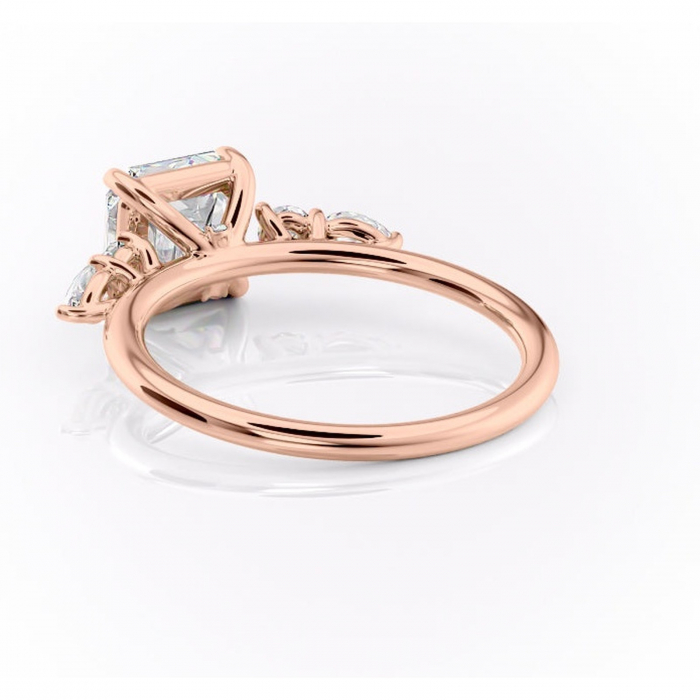 Inel de logodnă Lucinda din aur Rose 14kt cu moissanite tăietură asscher – Montură cu trei pietre rafinată pentru profil înalt | Personalizează și configurează gratuit online [4]