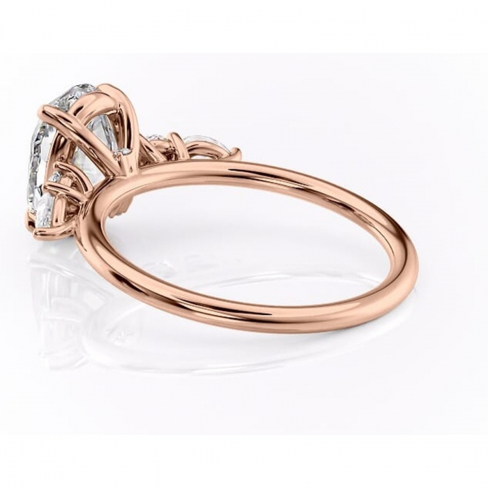Inel de logodnă Lucinda din aur Rose 14kt cu moissanite tăietură ovală – Montură cu trei pietre rafinată pentru profil înalt | Personalizează și configurează gratuit online [5]