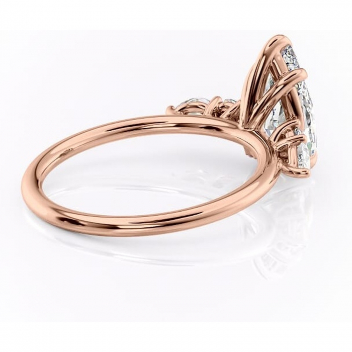 Inel de logodnă Lucinda din aur Rose 18kt cu moissanite tăietură pară – Montură cu trei pietre rafinată pentru profil înalt | Personalizează și configurează gratuit online [3]