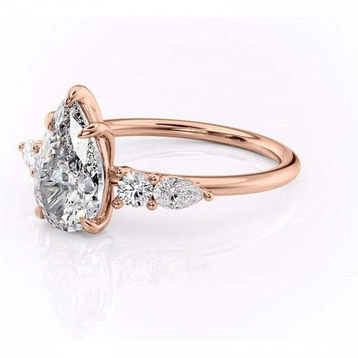 Inel de logodnă Lucinda din aur Rose 18kt cu moissanite tăietură pară – Montură cu trei pietre rafinată pentru profil înalt | Personalizează și configurează gratuit online [7]