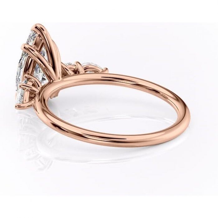 Inel de logodnă Lucinda din aur Rose 18kt cu moissanite tăietură pară – Montură cu trei pietre rafinată pentru profil înalt | Personalizează și configurează gratuit online [5]
