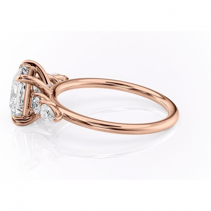 Inel de logodnă Lucinda din aur Rose 14kt cu moissanite tăietură princess – Montură cu trei pietre rafinată pentru profil înalt | Personalizează și configurează gratuit online [6]
