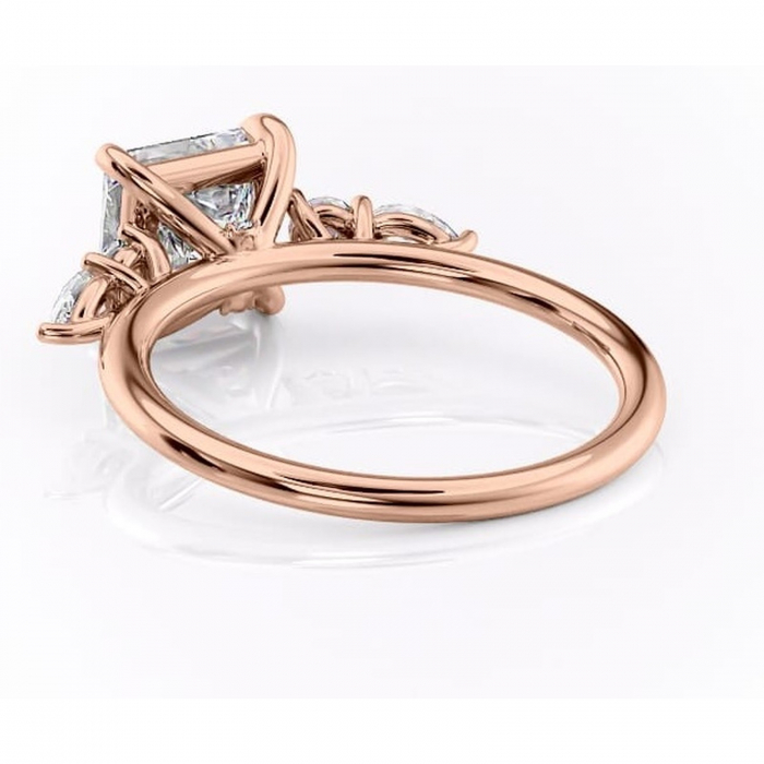 Inel de logodnă Lucinda din aur Rose 14kt cu moissanite tăietură princess – Montură cu trei pietre rafinată pentru profil înalt | Personalizează și configurează gratuit online [4]