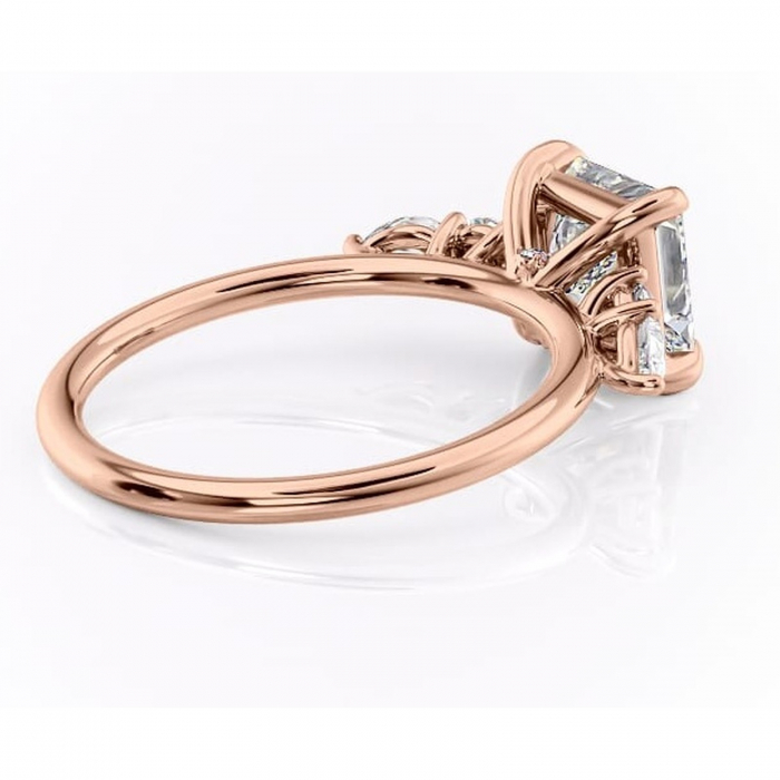 Inel de logodnă Lucinda din aur Rose 14kt cu moissanite tăietură princess – Montură cu trei pietre rafinată pentru profil înalt | Personalizează și configurează gratuit online [3]