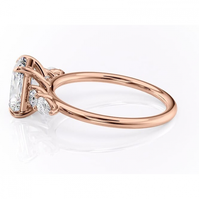 Inel de logodnă Lucinda din aur Rose 18kt cu moissanite tăietură radiantă – Montură cu trei pietre rafinată pentru profil înalt | Personalizează și configurează gratuit online [6]