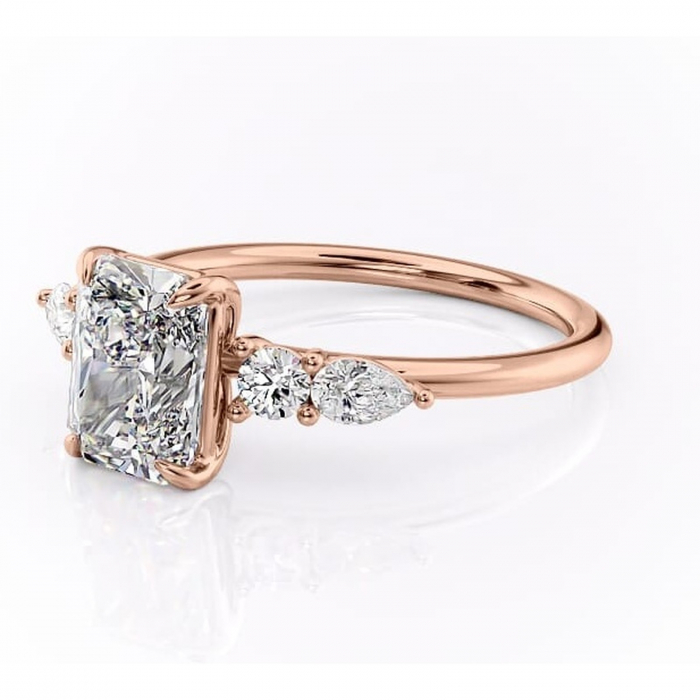Inel de logodnă Lucinda din aur Rose 18kt cu moissanite tăietură radiantă – Montură cu trei pietre rafinată pentru profil înalt | Personalizează și configurează gratuit online [7]