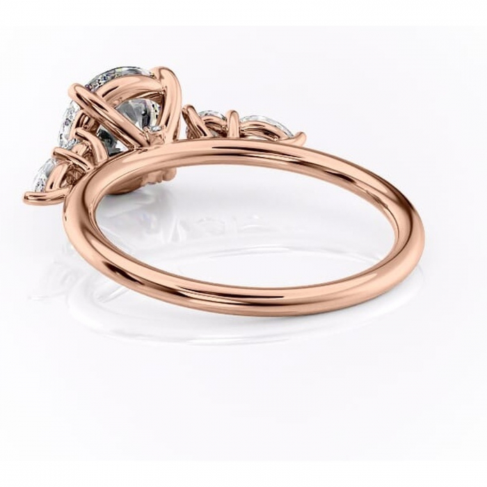 Inel de logodnă Lucinda din aur Rose 14kt cu moissanite tăietură rotundă – Montură cu trei pietre rafinată pentru profil înalt | Personalizează și configurează gratuit online [4]